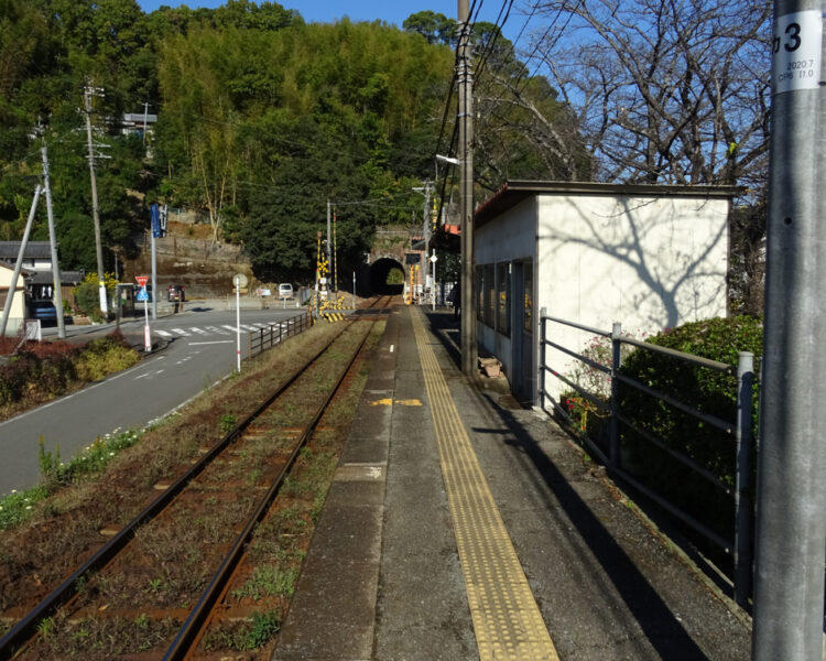 三角線の波多浦駅