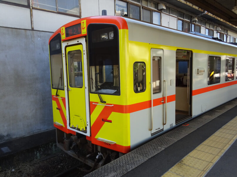 八代駅に停車中の肥薩おれんじ鉄道の車両