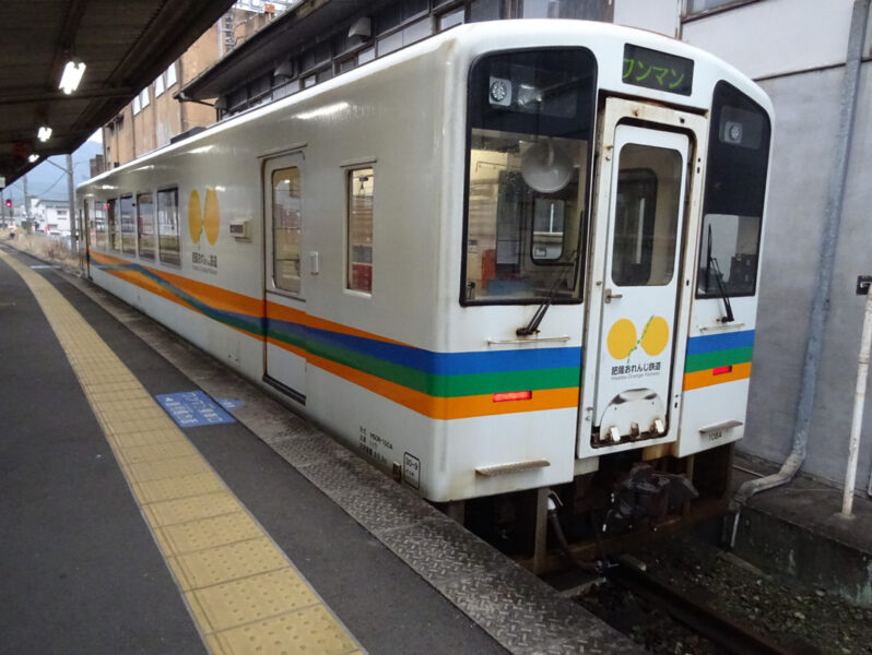 八代駅に停車中の肥薩おれんじ鉄道の車両