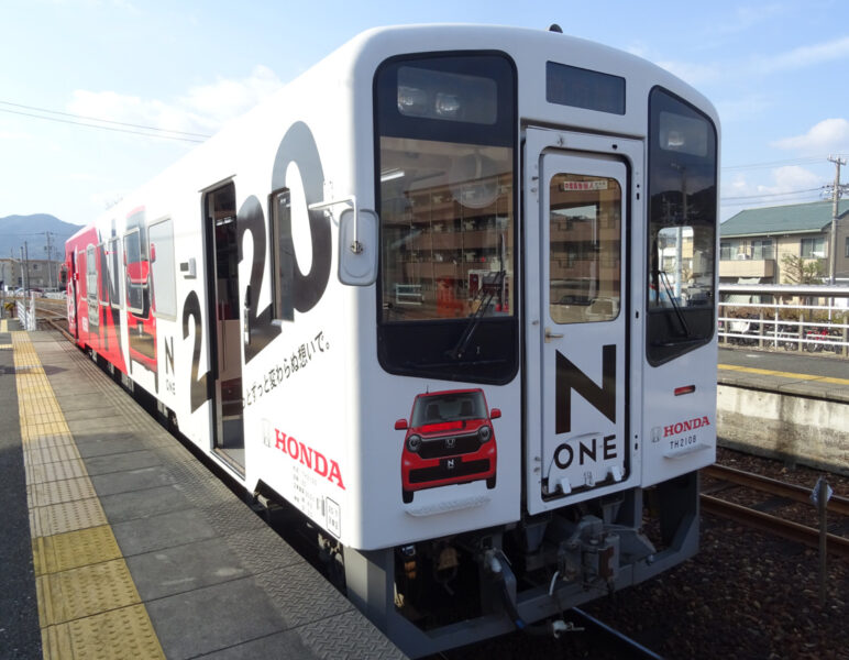 三ヶ日駅に停車中のホンダカーズラッピング列車