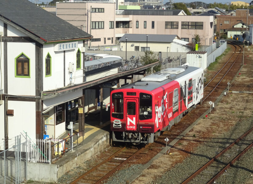 新所原駅に停車中のホンダカーズ号