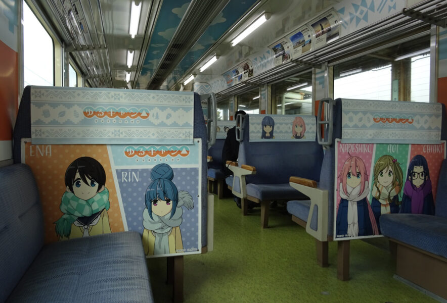 ゆるキャン△ラッピング列車の車内