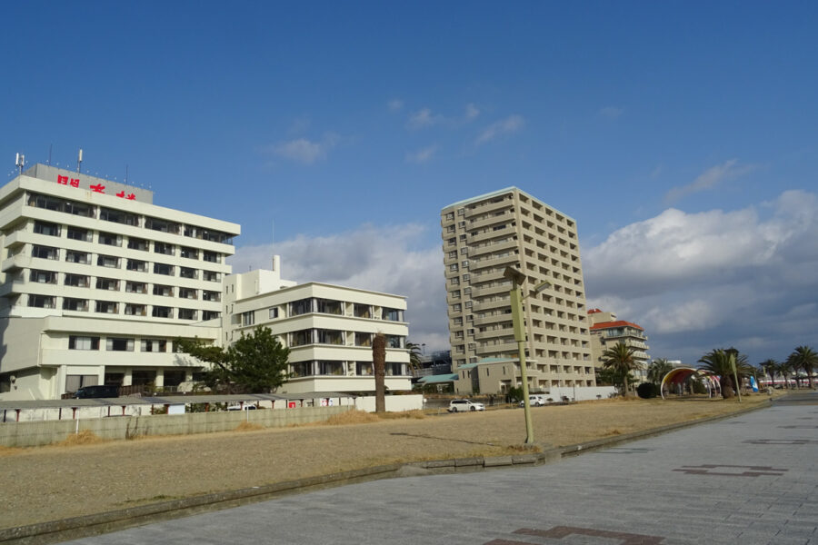 弁天島駅前にある開春楼