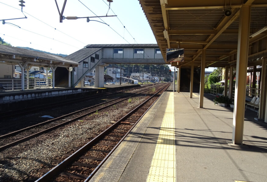 水俣駅の１番線ホームから川内方面を見る