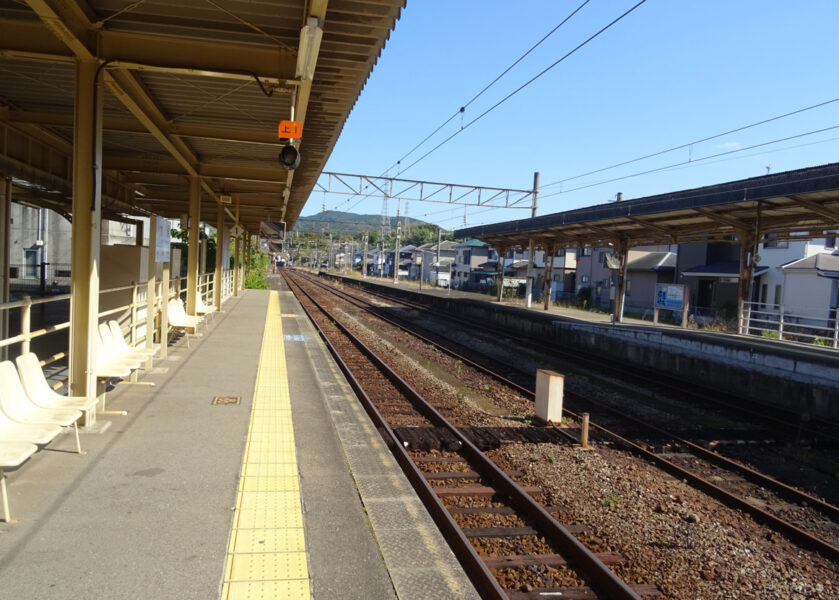 水俣駅の１番線ホームから八代方面を見る