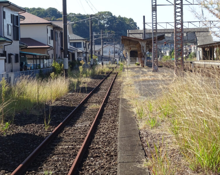 水俣駅４番線のホーム全体