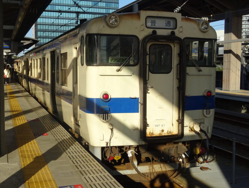 熊本駅に停車中の三角線の普通列車