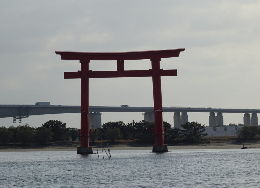 鳥居を弁天島方向から撮影