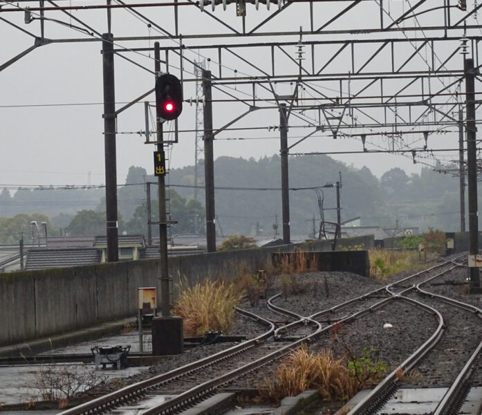 西都城駅から日豊本線と旧志布志線跡を見る