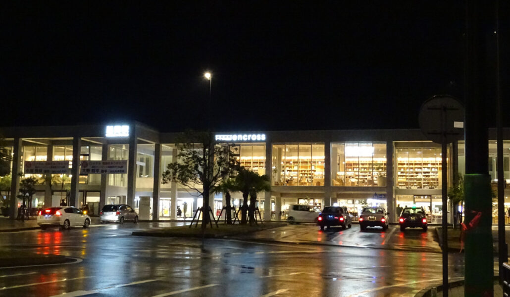 夜の延岡駅駅舎