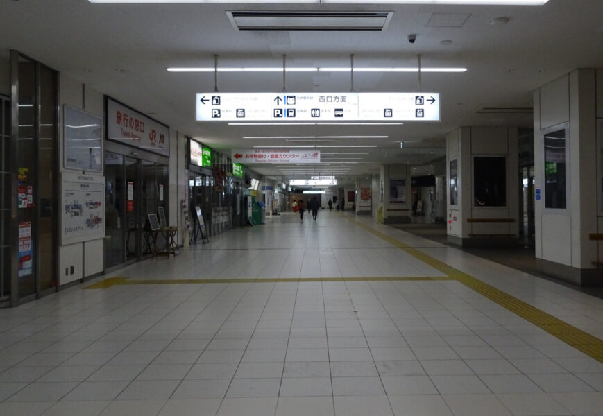 鹿児島中央駅のコンコースには誰もいない