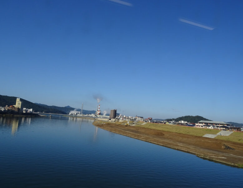 川内川を渡る肥薩おれんじ鉄道の普通列車