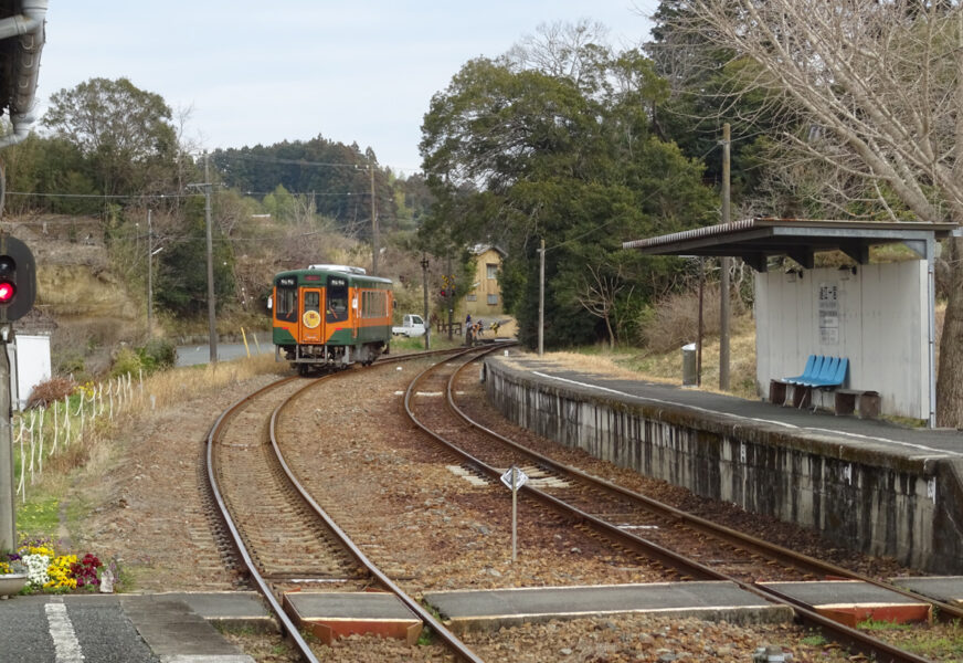 遠江一宮駅を出発する天浜線の列車