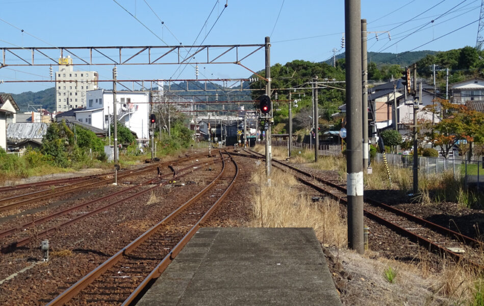 水俣駅から肥薩おれんじ鉄道の上り線を見る