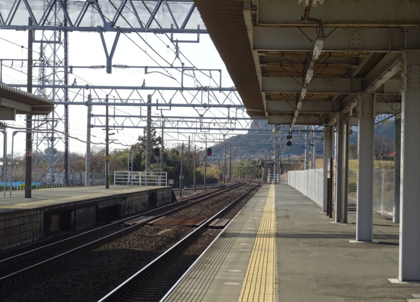 新所原駅のホームを豊橋方面に撮影