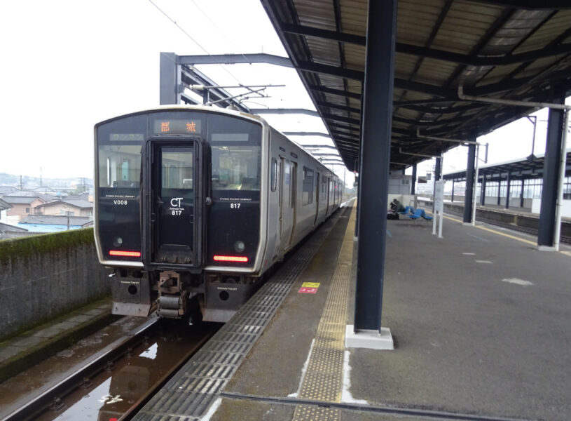 西都城駅に停車中の普通列車