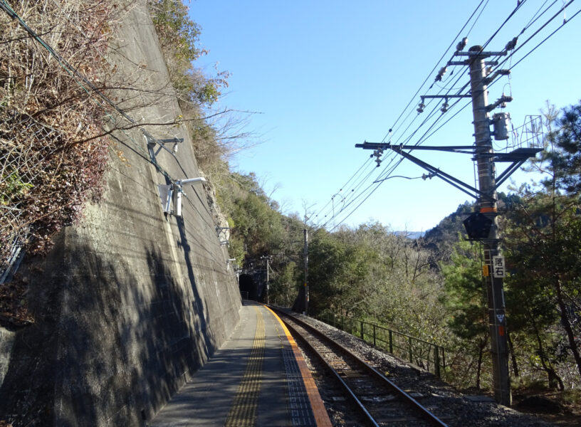 田本駅のホームを豊橋駅方面に見る