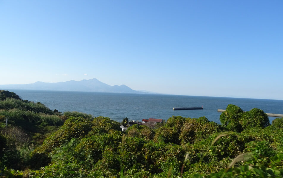 三角線から雲仙普賢岳が見える