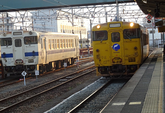 南宮座駅に到着する日南線の普通列車