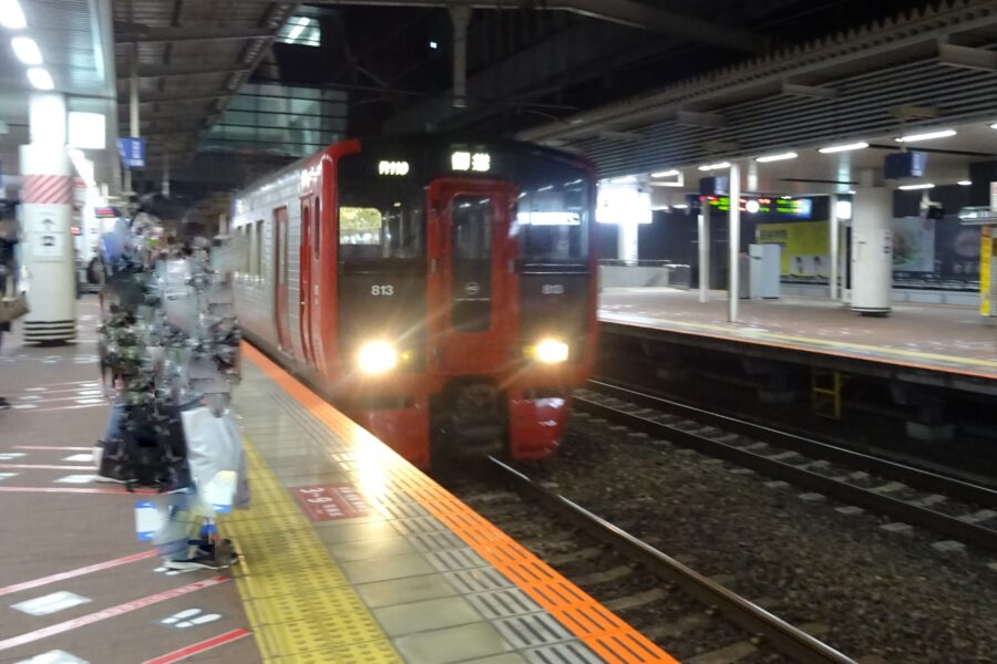 博多駅に到着する鹿児島本線の始発列車
