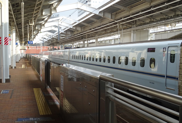 鹿児島中央駅の駅名標とさくら５６２号