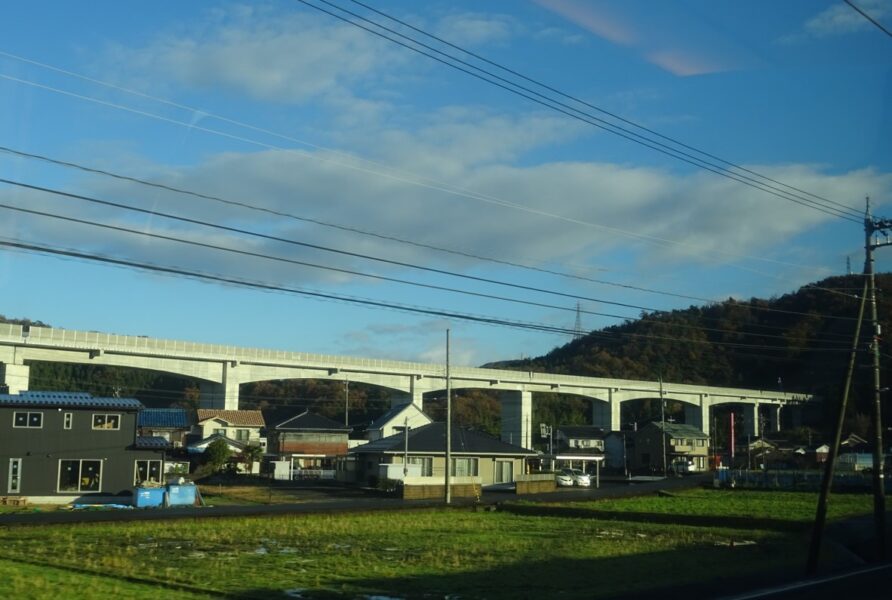 敦賀駅付近で工事中の北陸新幹線
