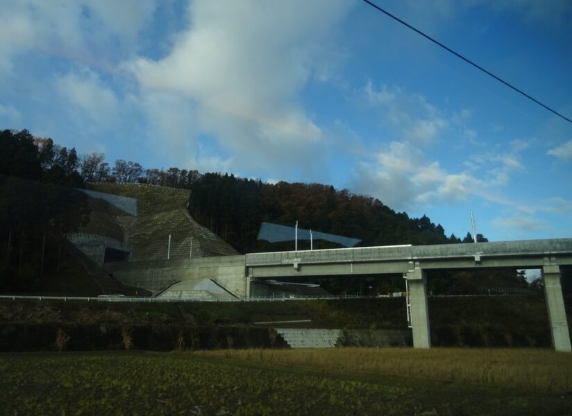 福井付近で北陸新幹線の線路と交差