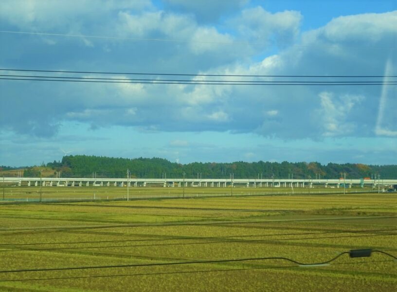 北陸新幹線の線路が遠くに見える