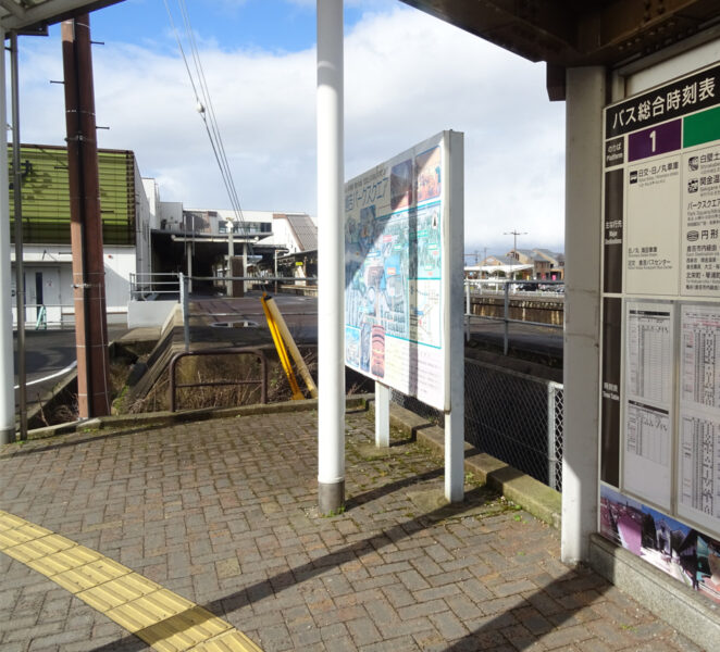 倉吉駅前のバス停と倉吉駅のホーム