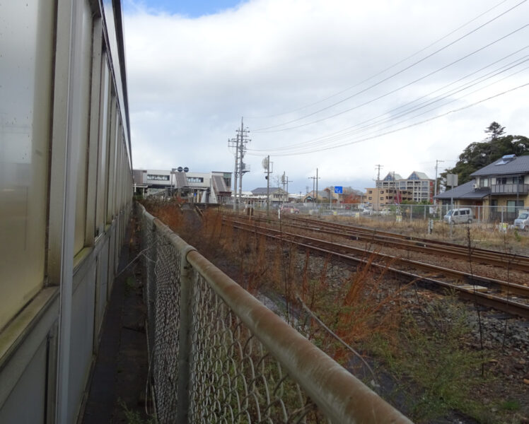 倉吉線の廃線跡から山陰本線を見る