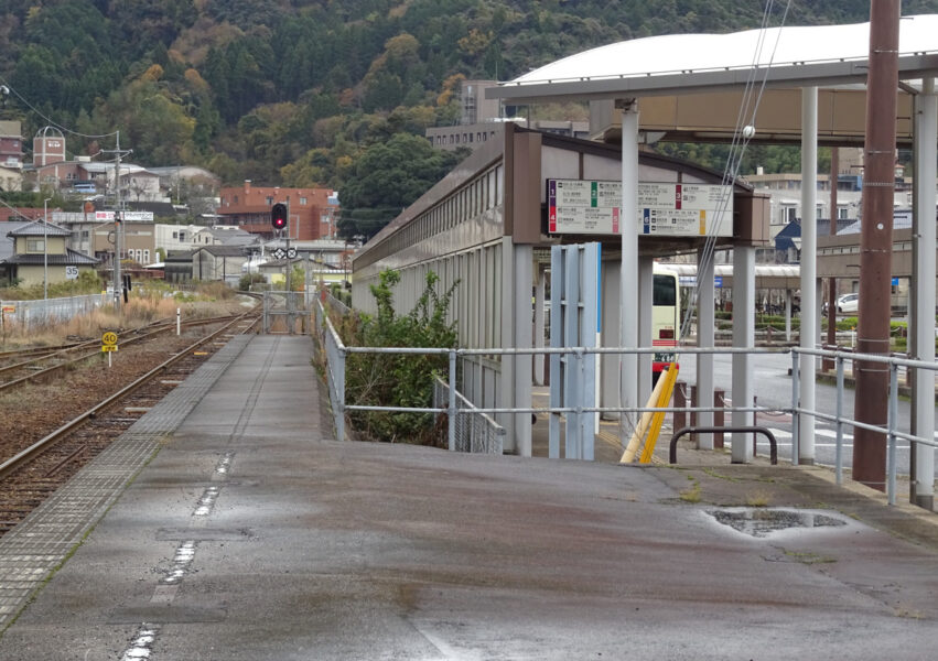 倉吉駅のホームからバス停を見る