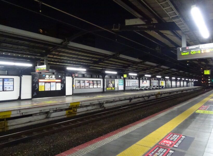 早朝の大阪環状線の森ノ宮駅