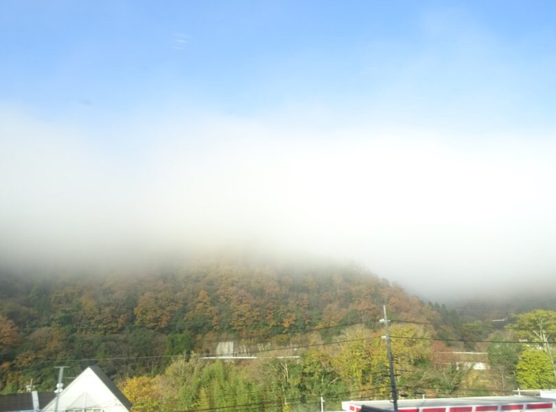 木野山駅近くから霧が発生