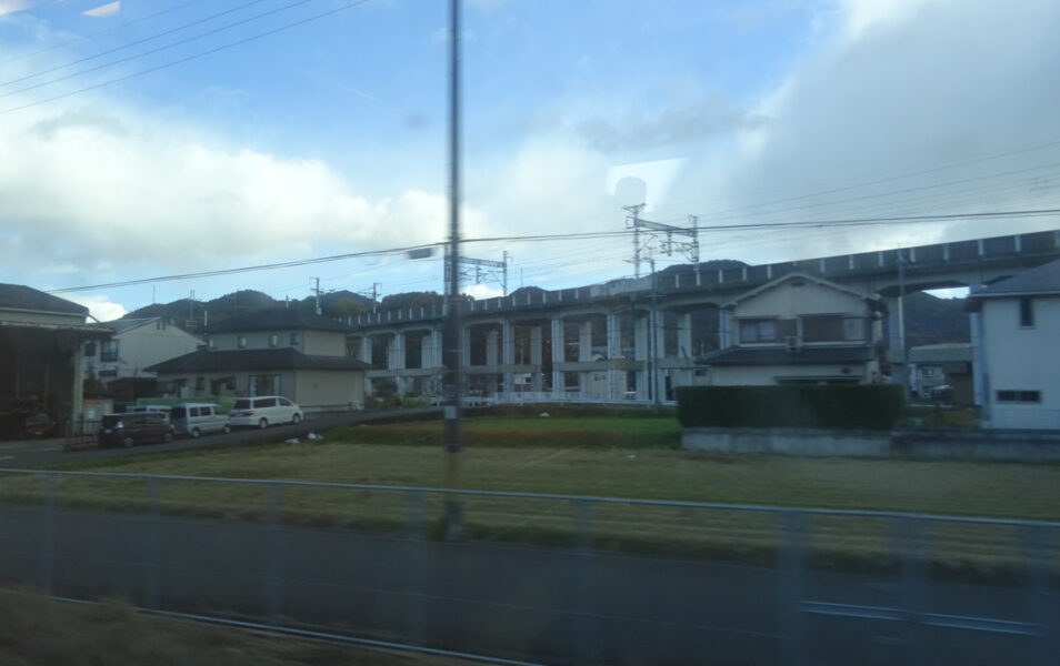 相生駅で山陽新幹線と交差