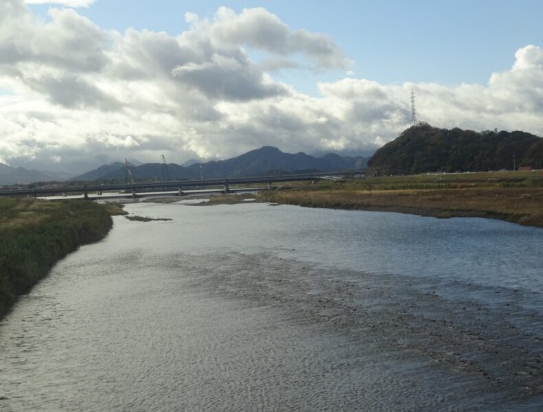 日野川を渡る特急やくも3号