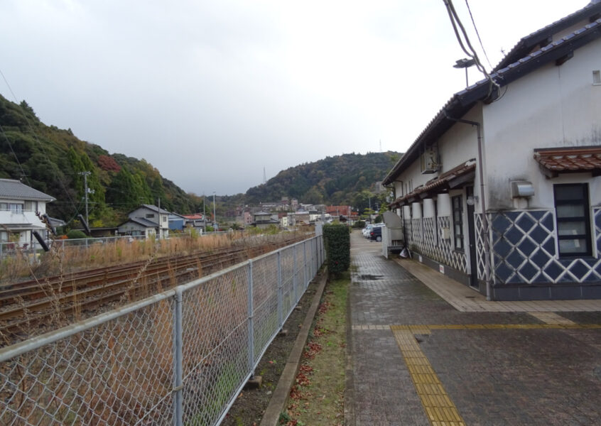 山陰本線と平行する倉吉線の廃線跡