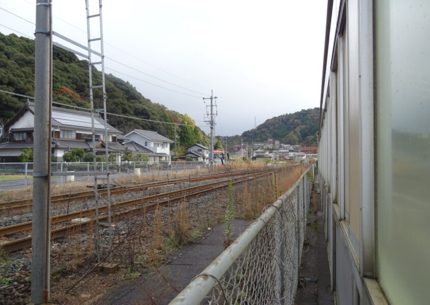 倉吉線の廃線跡から山陰本線を見る