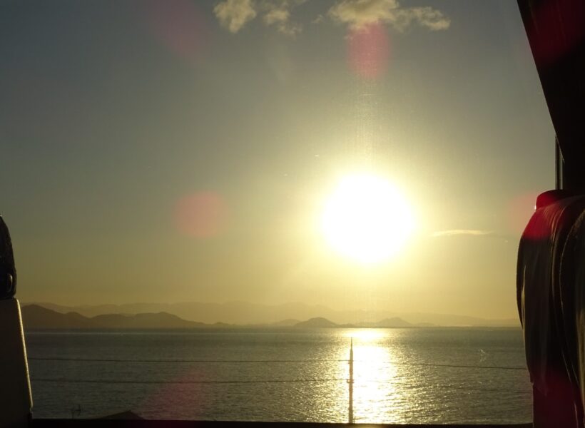 特急サンダーバード１号の車窓から朝日と琵琶湖が見える