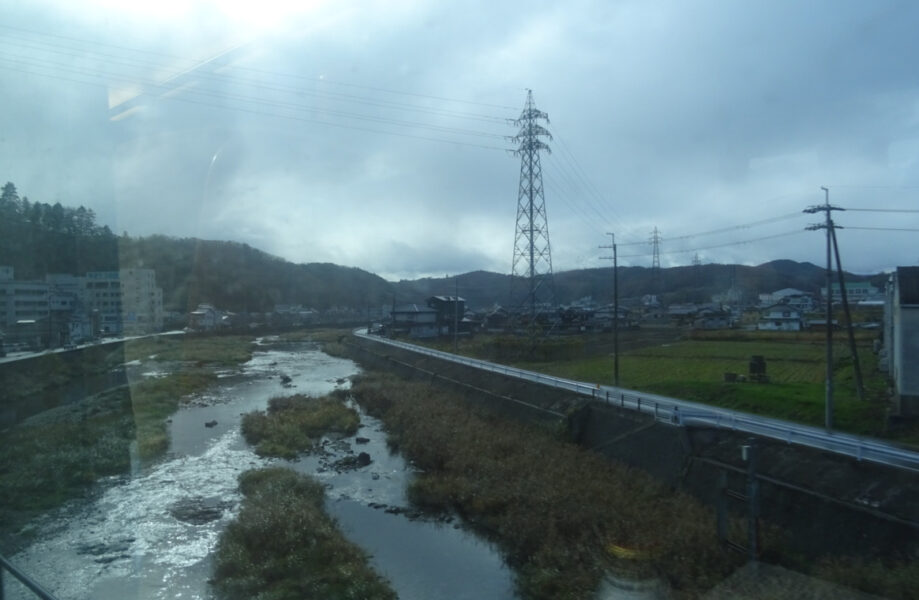 スーパーはくとの車内から佐用町の町が見える