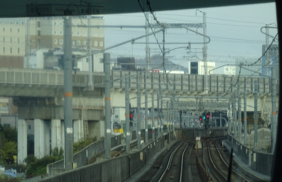 姫路駅手前を走行する特急スーパーはくと８号