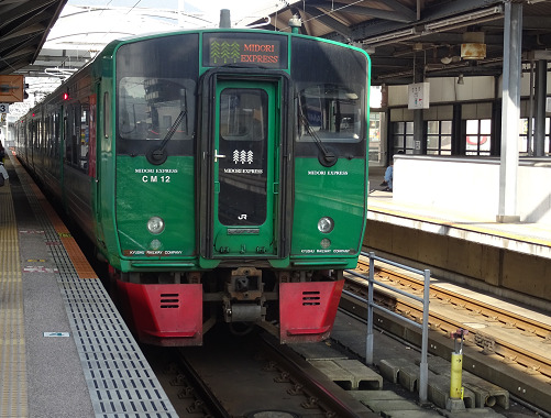 佐世保駅に停車中の特急みどり１２号