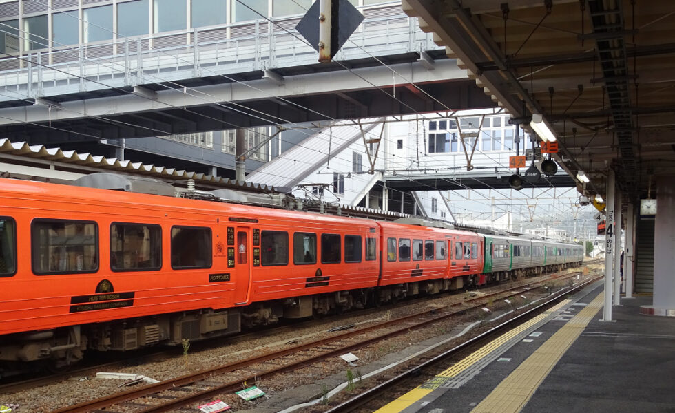 早岐駅に停車中の特急ハウステンボス・みどり