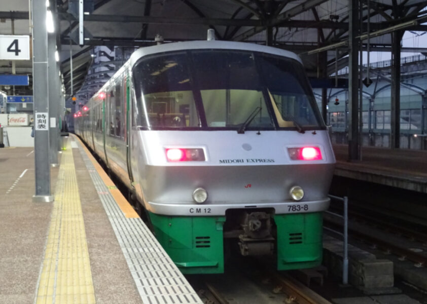 佐世保駅に停車中の特急みどり