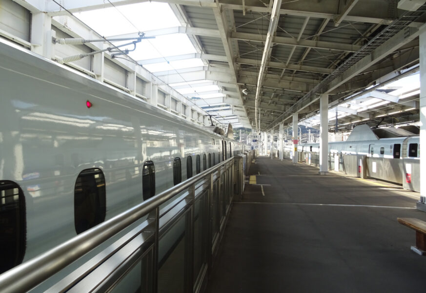 鹿児島中央駅に停車中のさくら５６２号