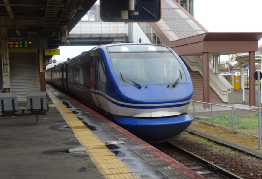 倉吉駅に停車中の特急スーパーはくと