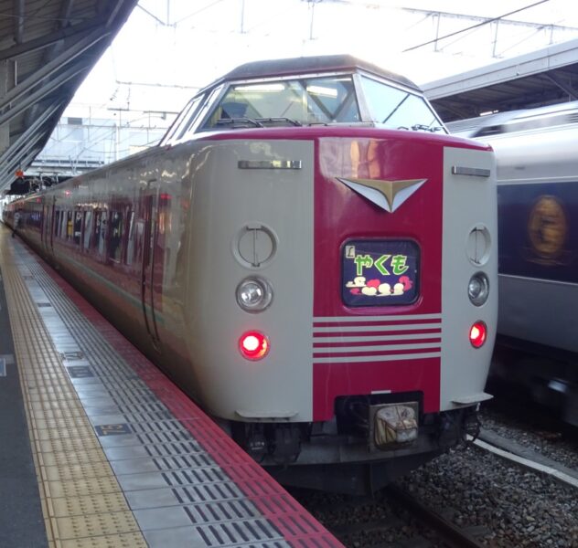 岡山駅に停車中の特急やくも３号