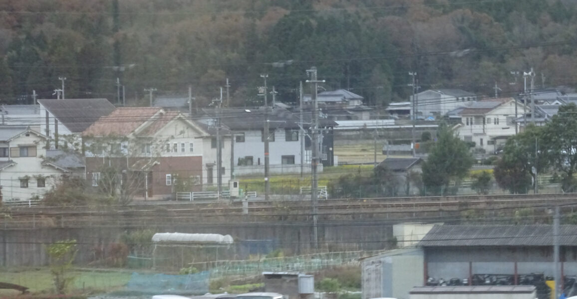 上郡駅手前で山陽本線と合流