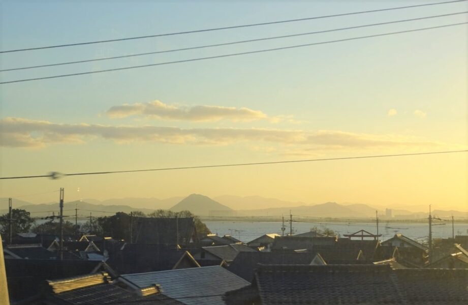 車窓から琵琶湖が見える