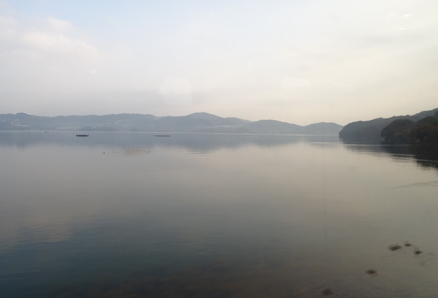 早岐行きの普通列車から見える大村湾