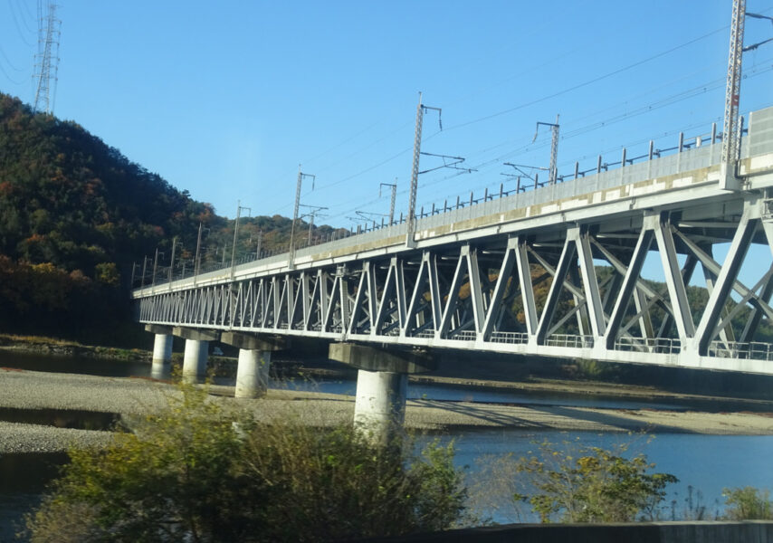 特急やくも３号の車窓から山陽新幹線が見える